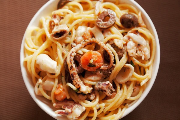 Spaghetti ai frutti di mare con olive e crema — Foto Stock