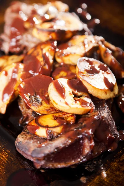 Bife de vaca com cogumelos — Fotografia de Stock