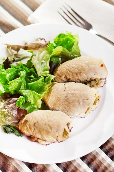 Turkije roulade met kruiden en noten — Stockfoto