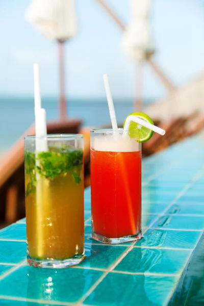 Mai thai en mojito cocktails bij het zwembad — Stockfoto
