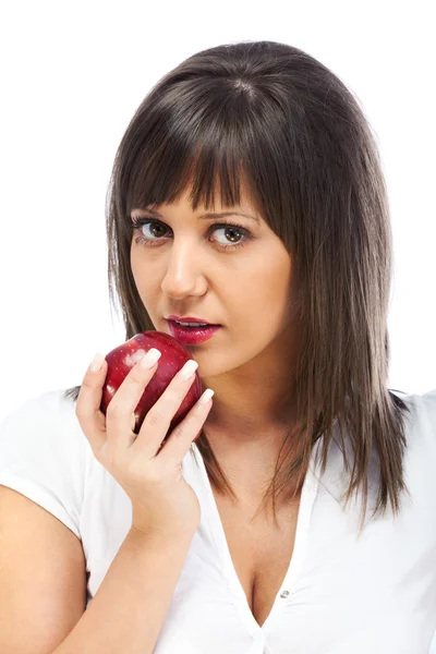 Ung kvinna äter rött äpple — Stockfoto