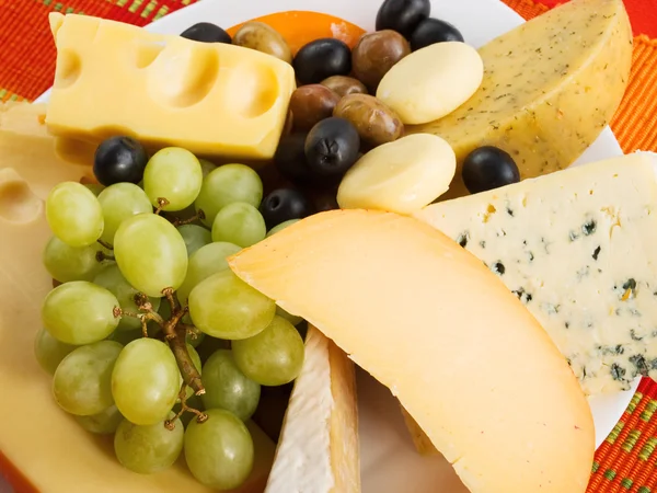 Variety of cheese with grapes — Stock Photo, Image
