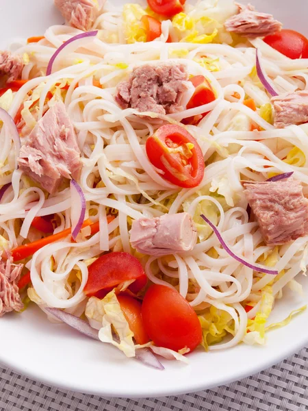 Salada de macarrão de arroz com atum — Fotografia de Stock