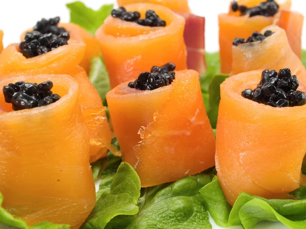 Rouleaux de saumon au caviar — Photo