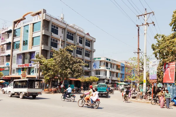 Des Birmans traversant une grande rue — Photo