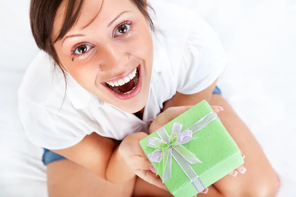 Mujer joven con presente — Foto de Stock