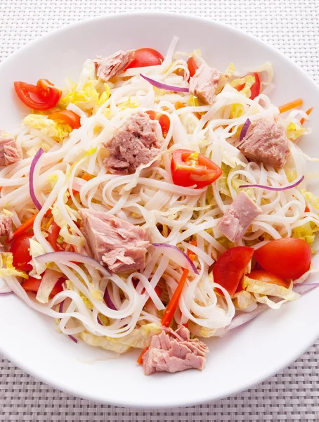 Salada de macarrão de arroz com atum — Fotografia de Stock