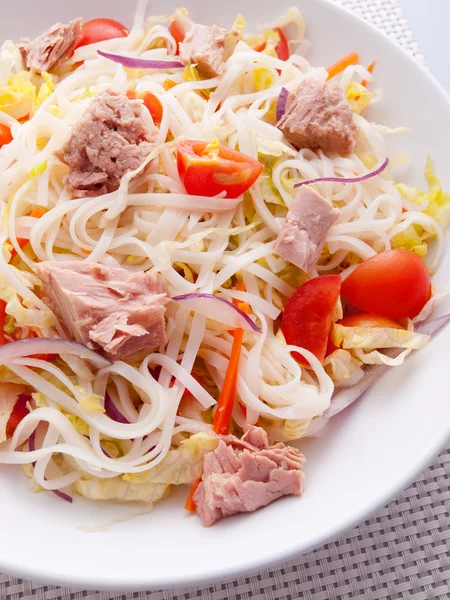 Salada de macarrão de arroz com atum — Fotografia de Stock