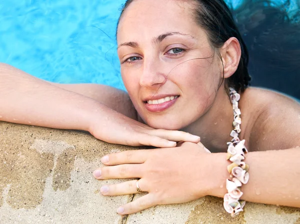 Donna in piscina — Foto Stock