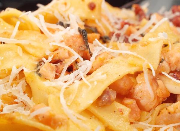 Pasta Tagliatelle mit Lachs — Stockfoto