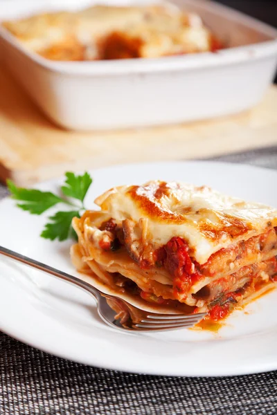 Lasaña italiana típica servida en plato — Foto de Stock