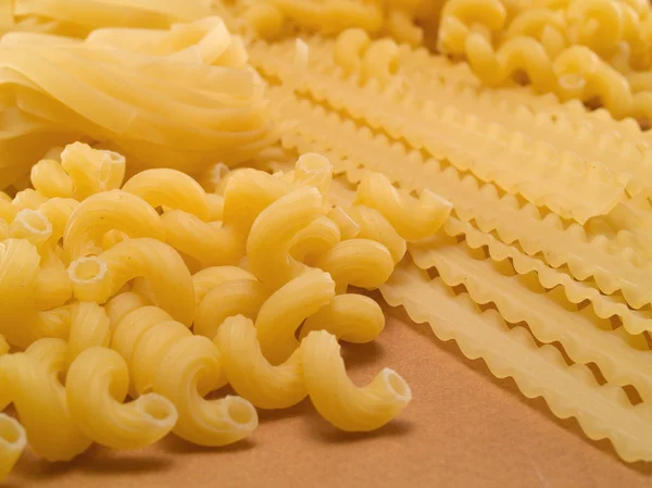 Rohe Pasta auf Hintergrund — Stockfoto