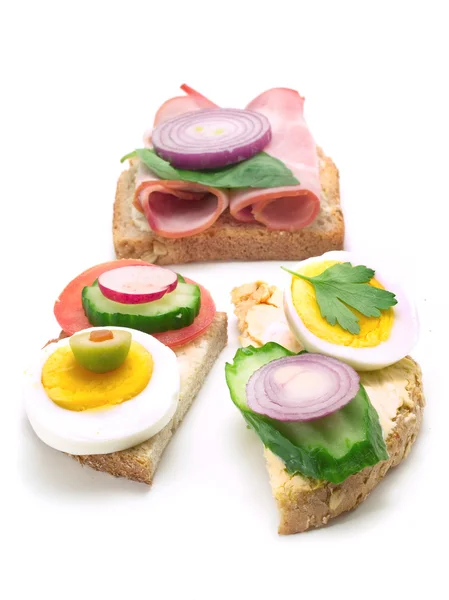 Sanduíches saborosos no fundo — Fotografia de Stock