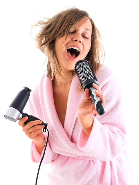 Mulher cantando com escova de cabelo — Fotografia de Stock