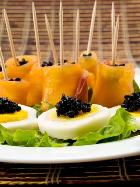 Rolos de salmão com caviar — Fotografia de Stock