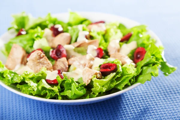 Kippensalade met kersen — Stockfoto