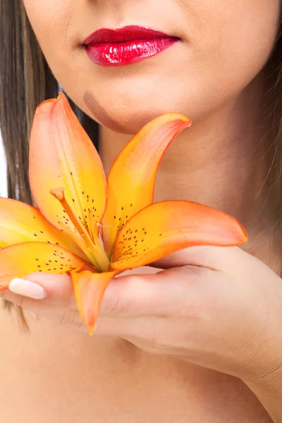 Junge kaukasische Frau mit Blume — Stockfoto