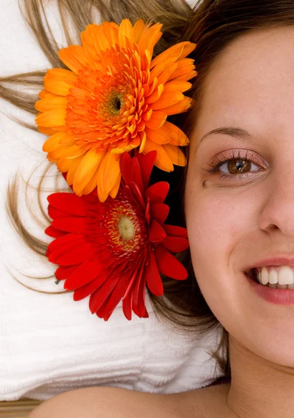 Schöne Frau mit Blumen — Stockfoto