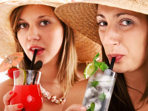 Jonge meisjes cocktails drinken — Stockfoto
