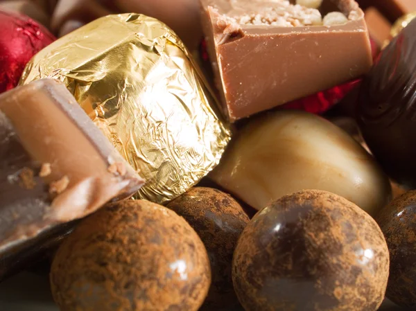 Arka plan üzerinde çikolata şekerleme — Stok fotoğraf