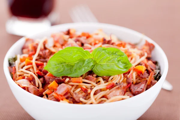 Espaguete com coelho e tomate — Fotografia de Stock