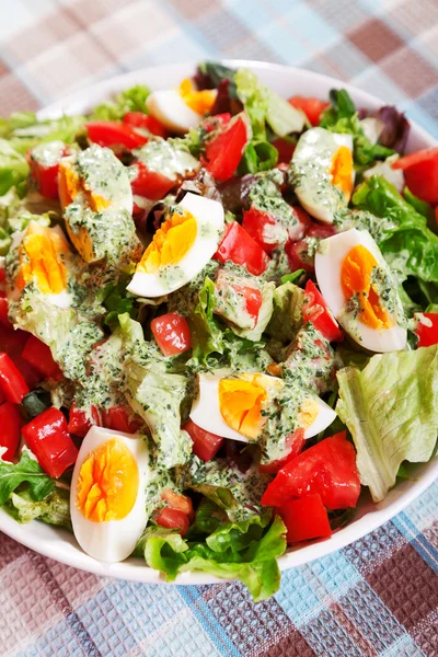 Ensalada de verano con tomates y huevos cocidos — Foto de Stock