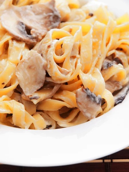 Tagliatelle con funghi sullo sfondo — Foto Stock