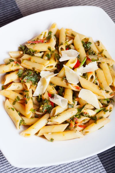 Penne mit frischen Kräutern — Stockfoto