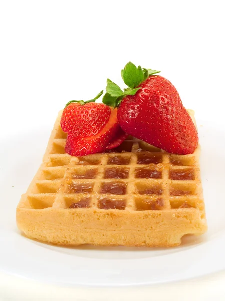 Waffle saboroso com morangos — Fotografia de Stock