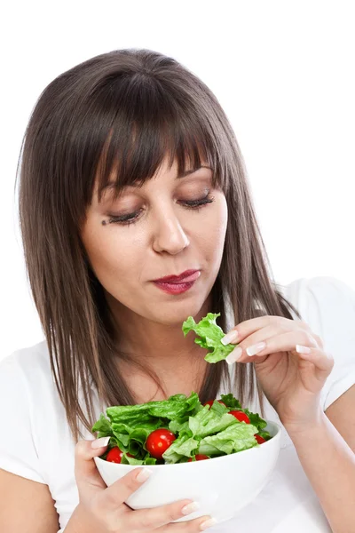 Mujer joven comiendo ensalada fresca — Foto de Stock