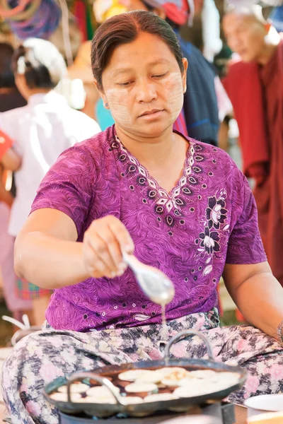 Woman cooking on  Inle Lake — Stock Photo, Image