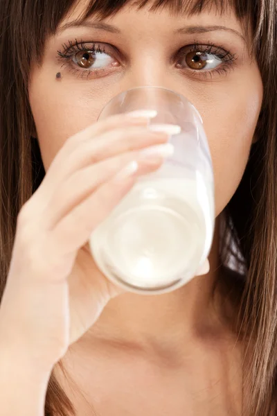 Frau trinkt Milch — Stockfoto