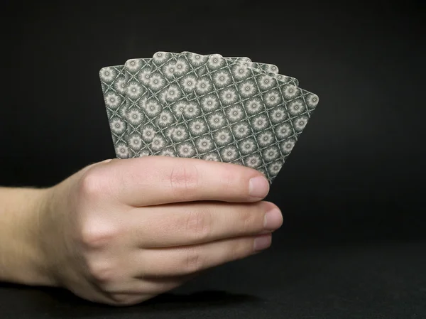 Hand mit Karten auf schwarz — Stockfoto
