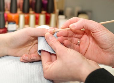 Kız tırnaklarını manikürlü.