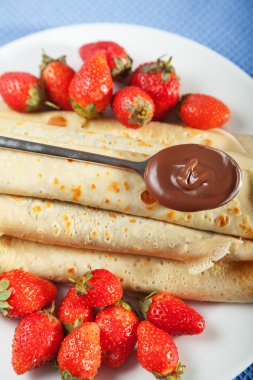 çikolata ve çilek ile Pancakes