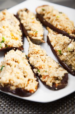 Kuskus ile doldurulmuş patlıcan