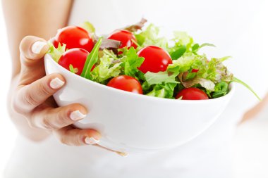 Kadın elinde salata kasesi