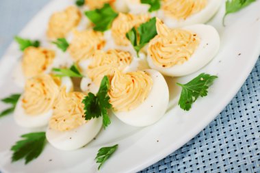 Hardal ve yumurta sarısı ile yumurta dolması