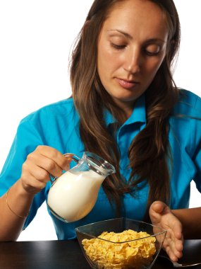 Kahvaltılık gevrek yiyen kadın