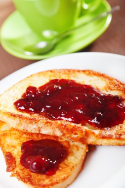 Fransız tost reçelli