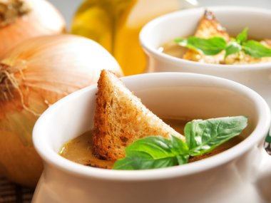 Ünlü soğan çorbası soğan ile