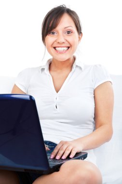 Dizüstü bilgisayarı olan genç kadın