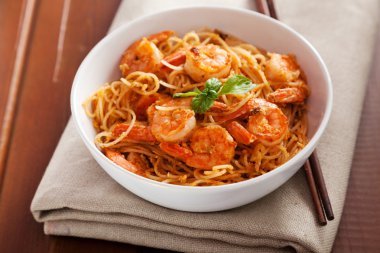 karides ile Tayland pirinç noodle