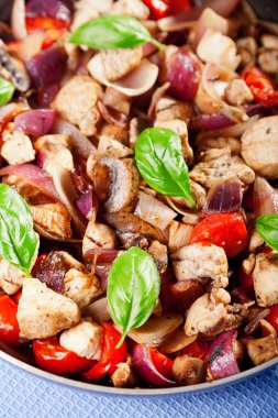 Tavuk soğan ve domates ile