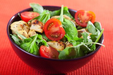 Domates tavuk salatası