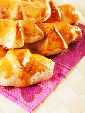 Kahvaltıda ev yapımı ay çöreği