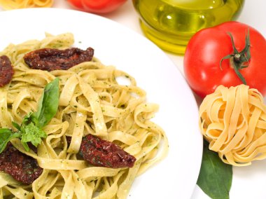 Tagliatelle kurutulmuş domates ile