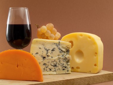 Arka plan üzerinde peynir ve şarap