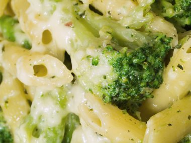 Brokoli ve Mozzarella ile Penne