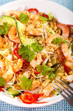 Asya pirinç şehriye salatası